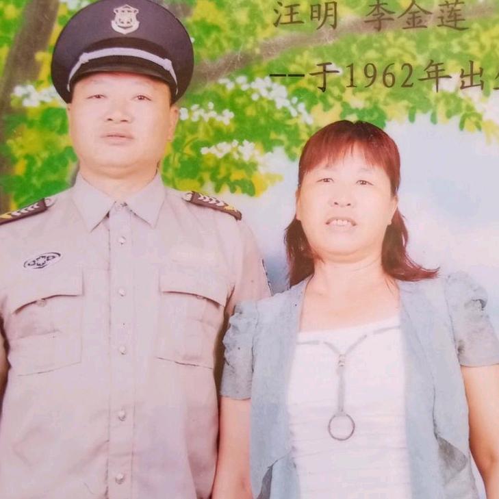 李金莲爱玩手机(*^ω^*)