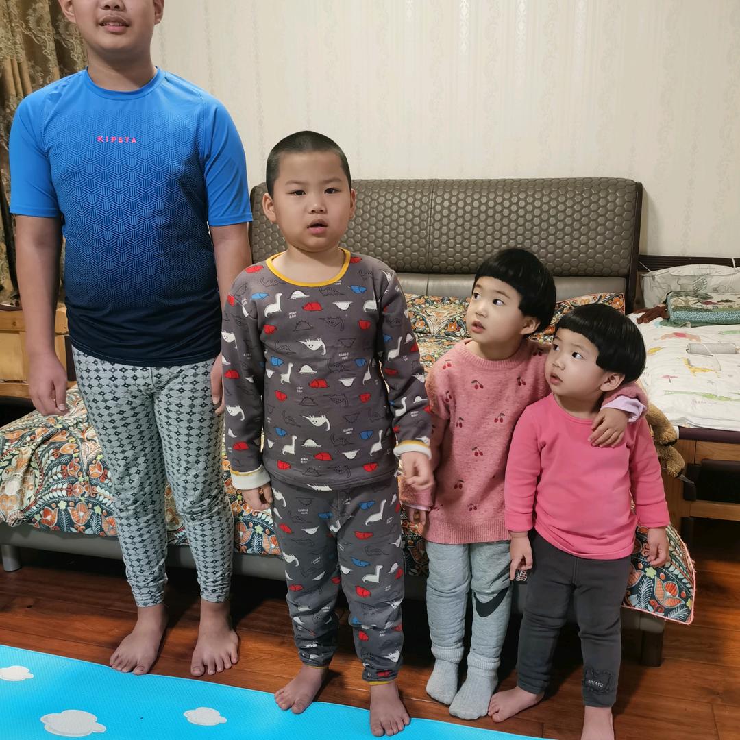 四个娃的爸爸，摆地摊养娃。