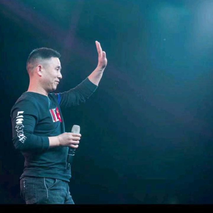 花儿艺术团主持人，李修柯