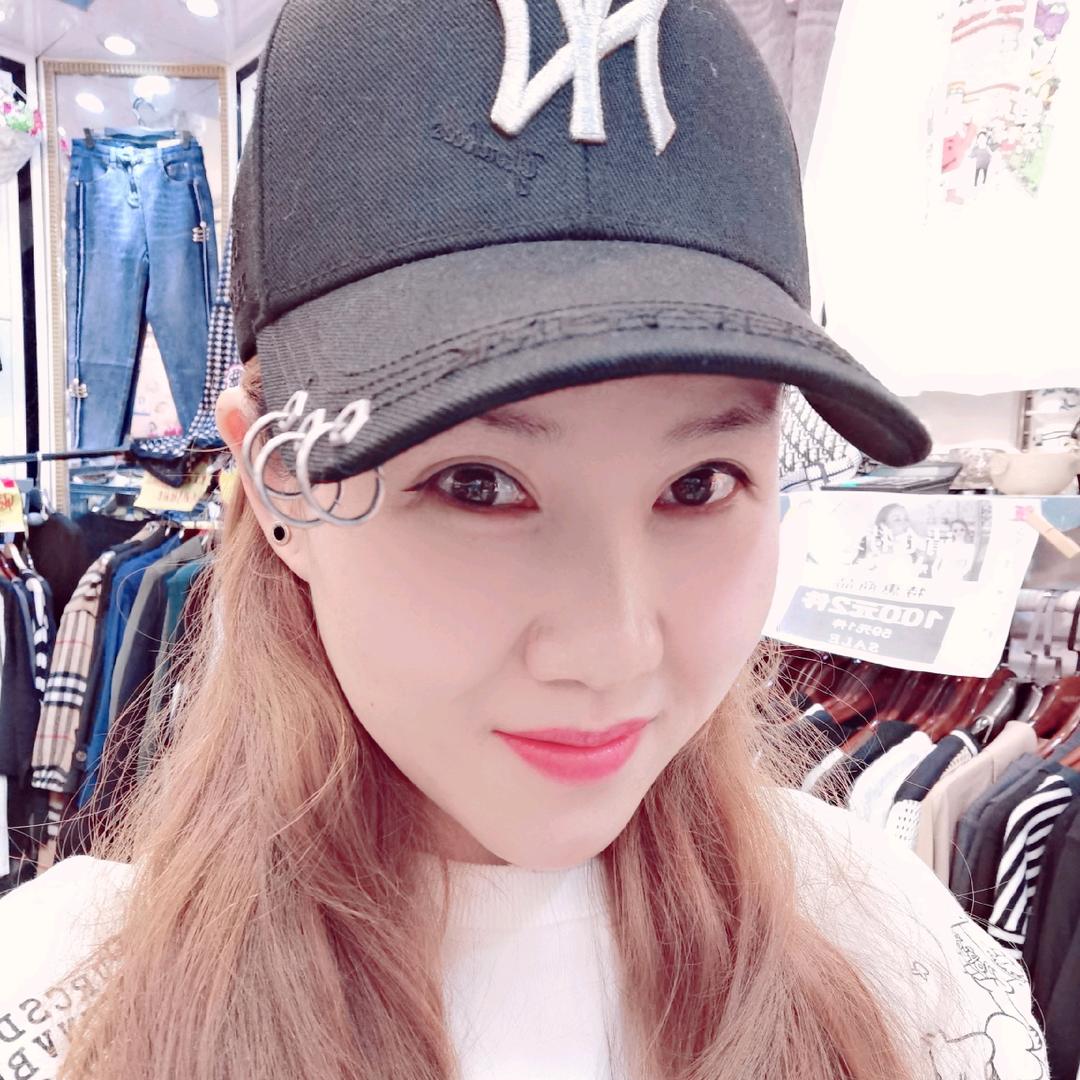 西安蕾蕾女装批发式体验店