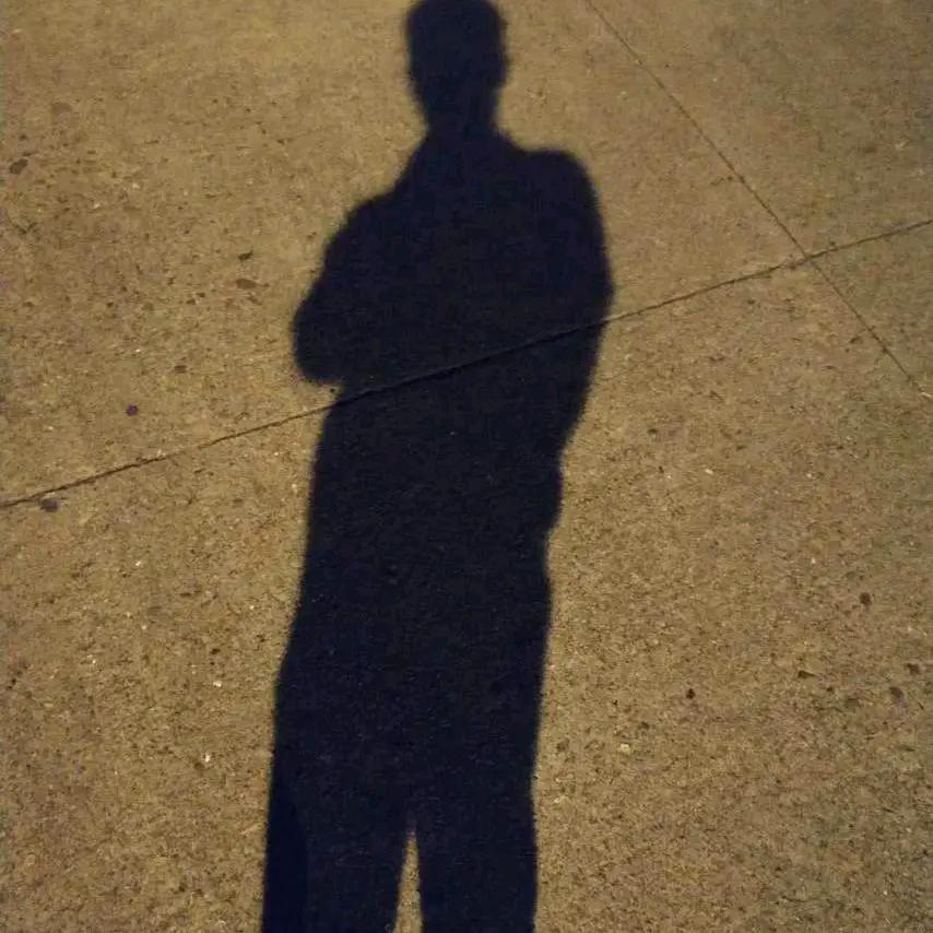 你虽然在微笑，但其实很伤心