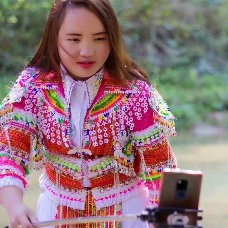 琴倾伊人苗族服装服饰