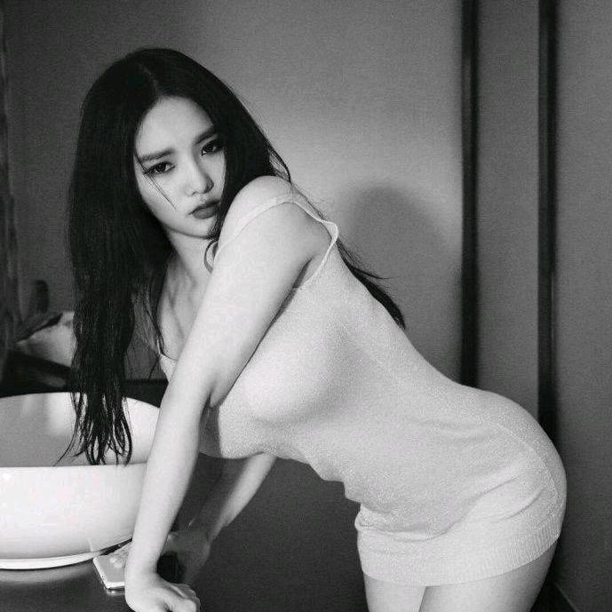 " 气质😎美女"