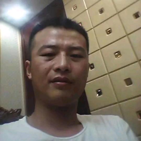 拿着大瓶可乐当酒喝