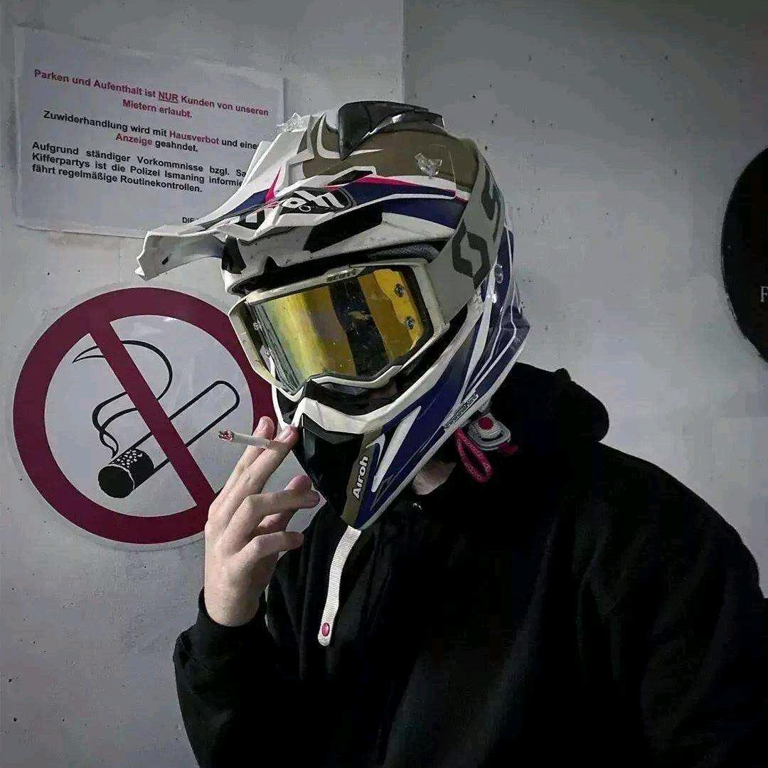 修烂摩托的纯情小伙子