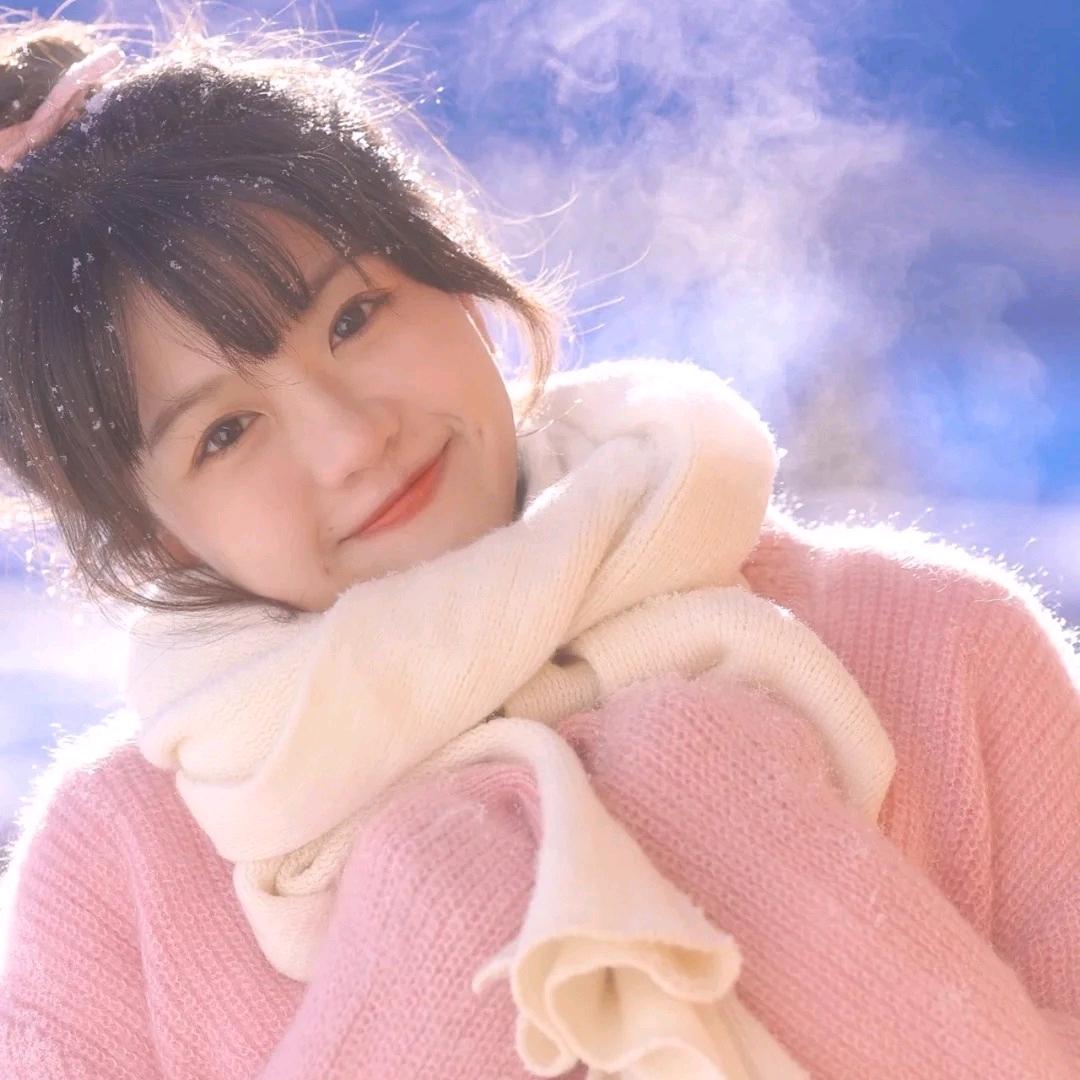 爱臭美的小丫头