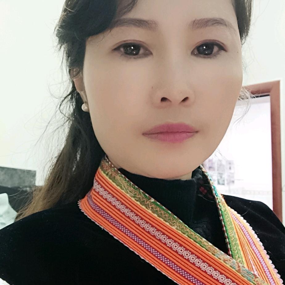 鲜仙苗族服装