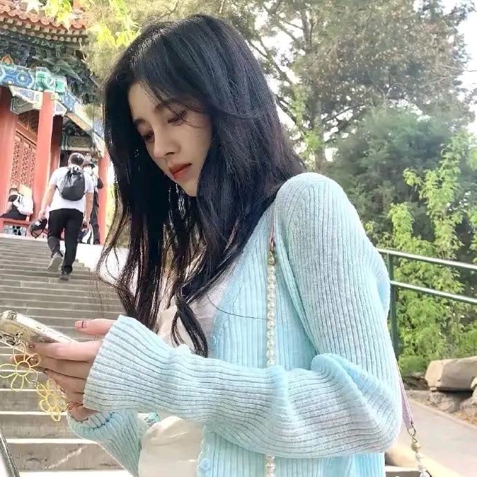 向着光笑着走