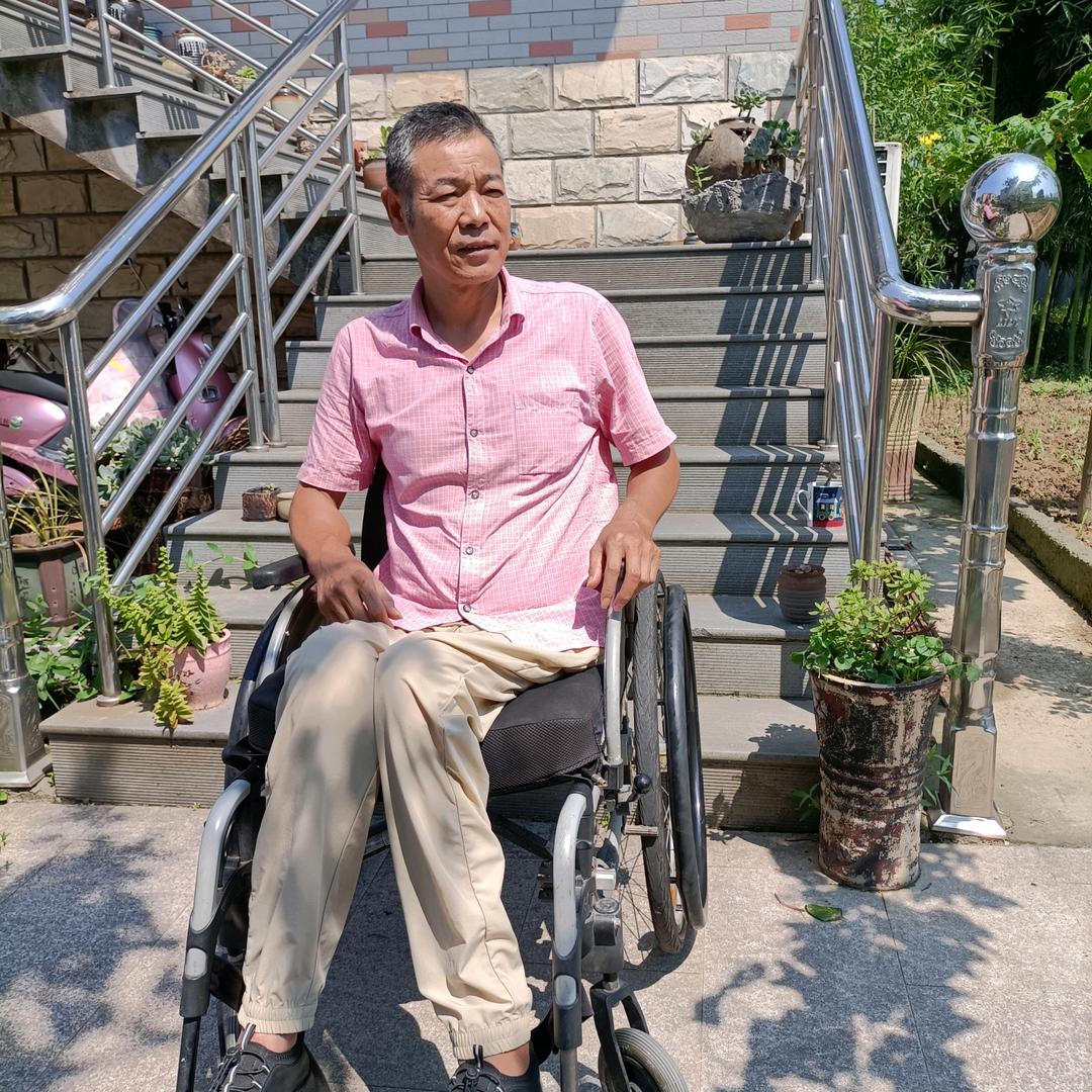 轮椅上的倔老头