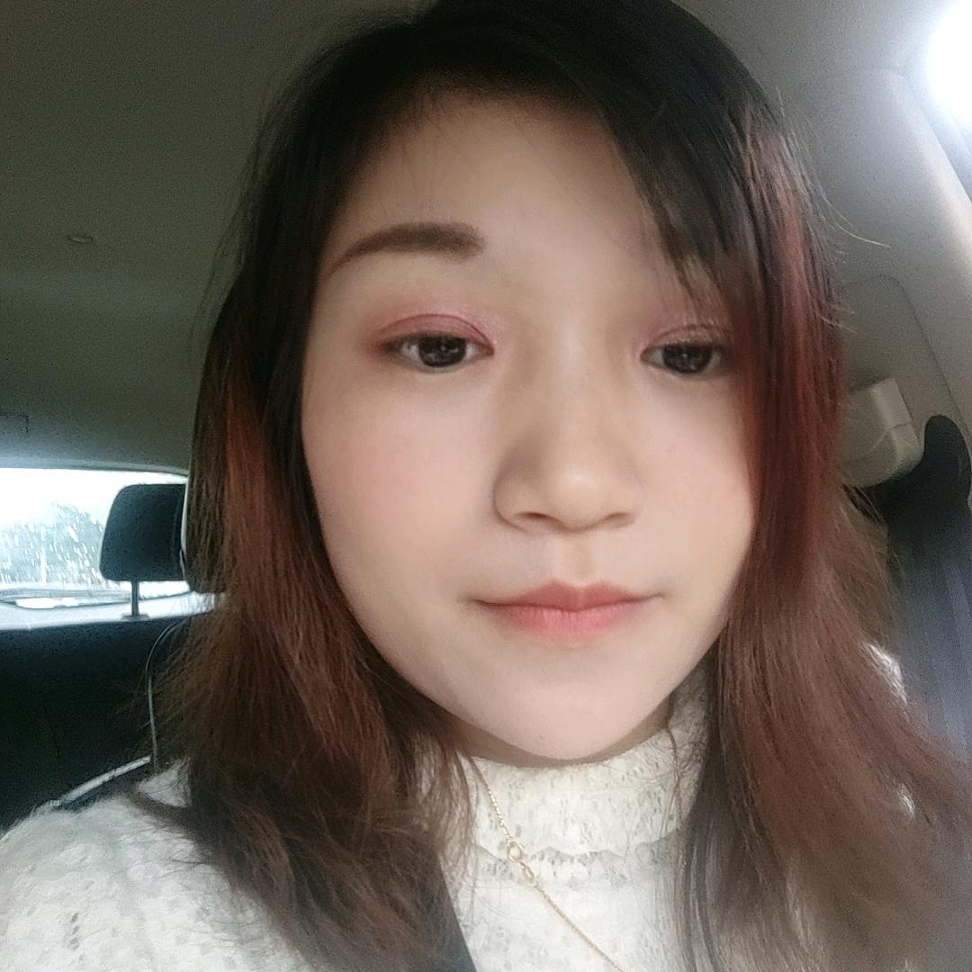 摆地摊的小姐姐