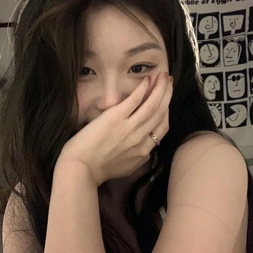 一女的.