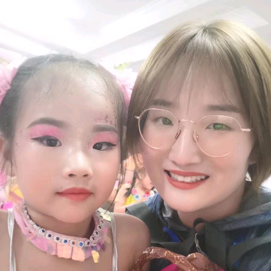 新密文峰路中段YAGE女装