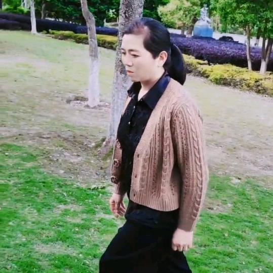 凌总（下午一点半准时开播，学习曳步舞）