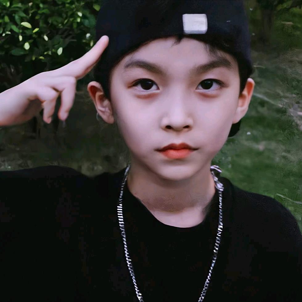 洁白帅气的小黑