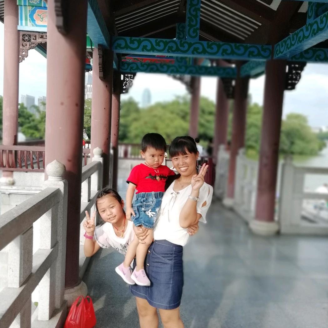 快乐的红乔佳依