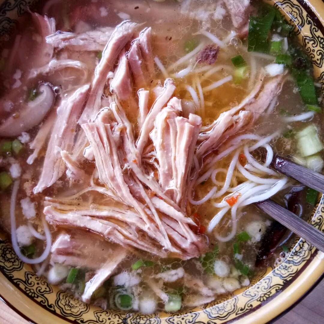 耿马大骨头扒肉米线营业