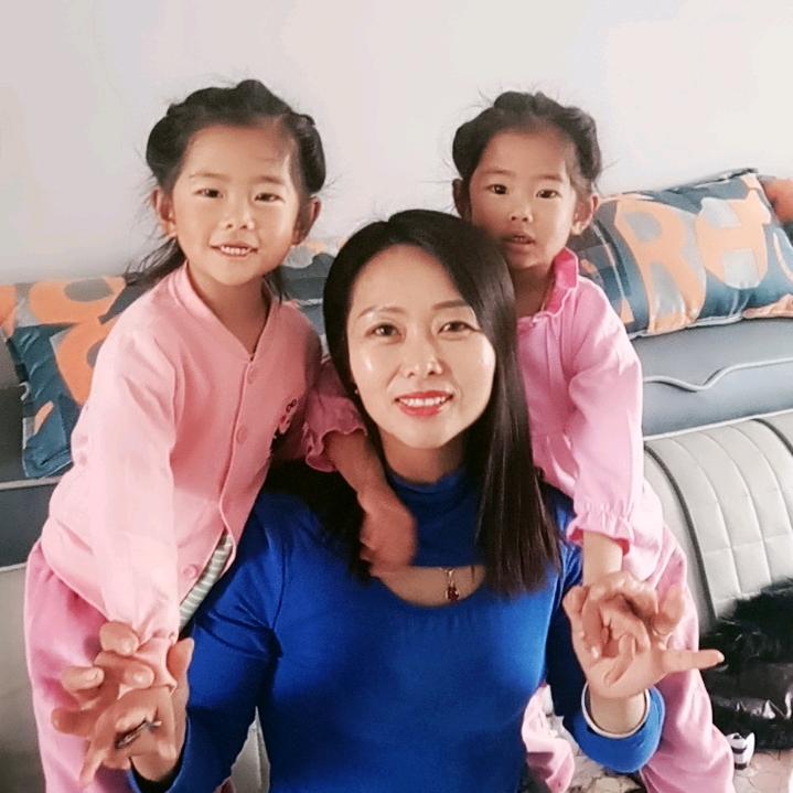 双胞胎瞳瞳飞飞好姐妹