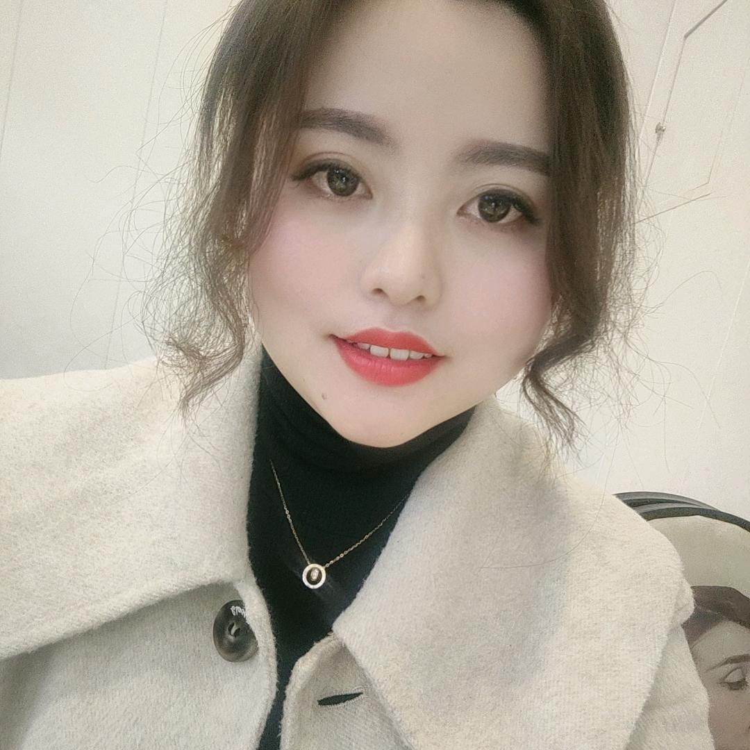 娜娜爱吃零食