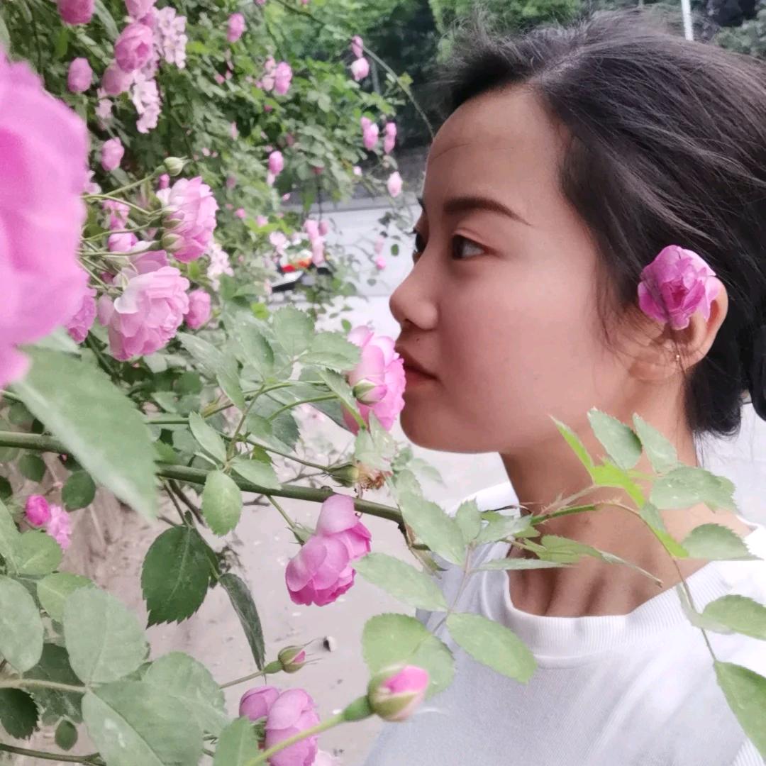 罗妹儿在曹家滩卖电动车