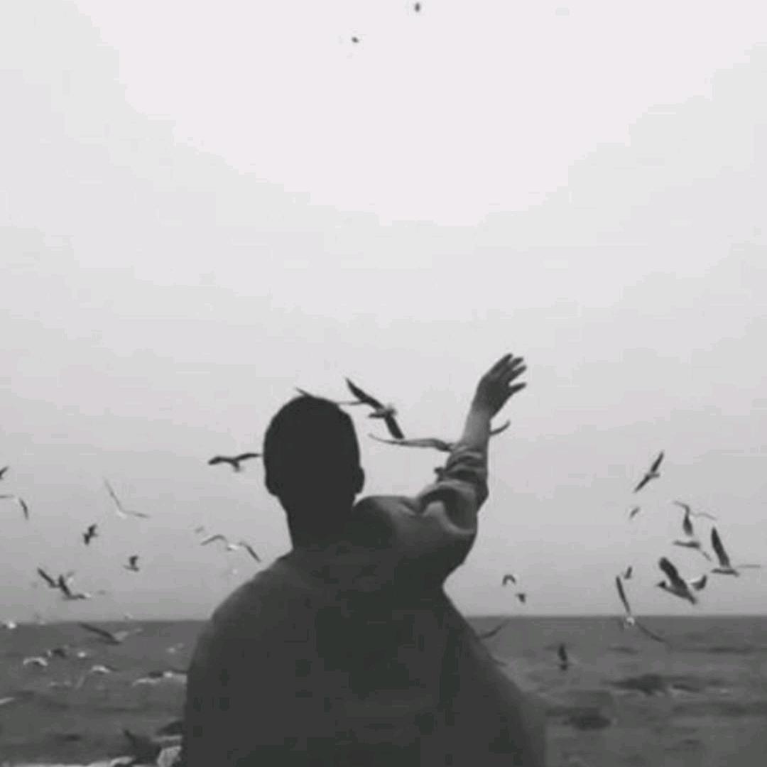 戴着草帽晒太阳