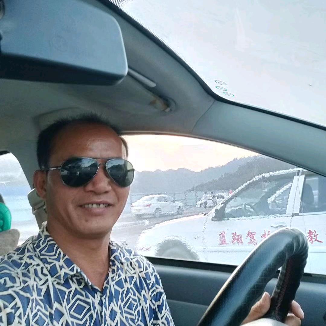 蓝翔驾校罗教练与您同行