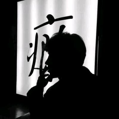 面对我强颜微笑