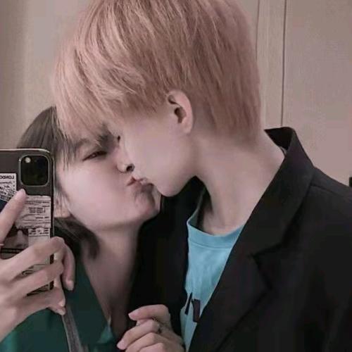 低头与你深吻💫