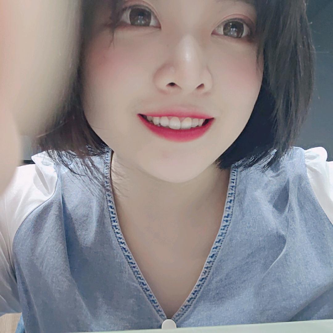 山坡上的放羊姑娘
