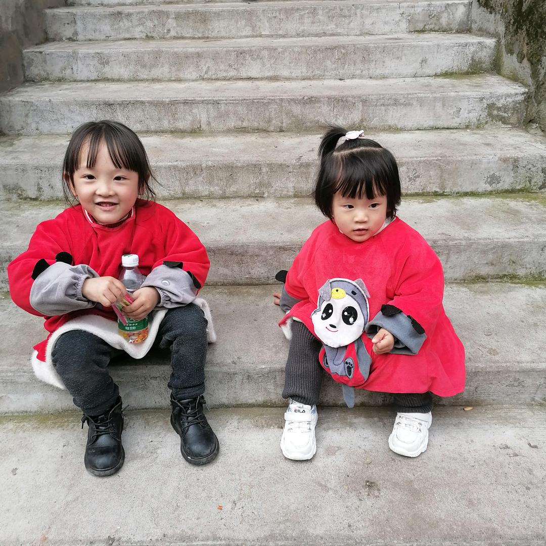 漂亮宝贝们和她奶奶