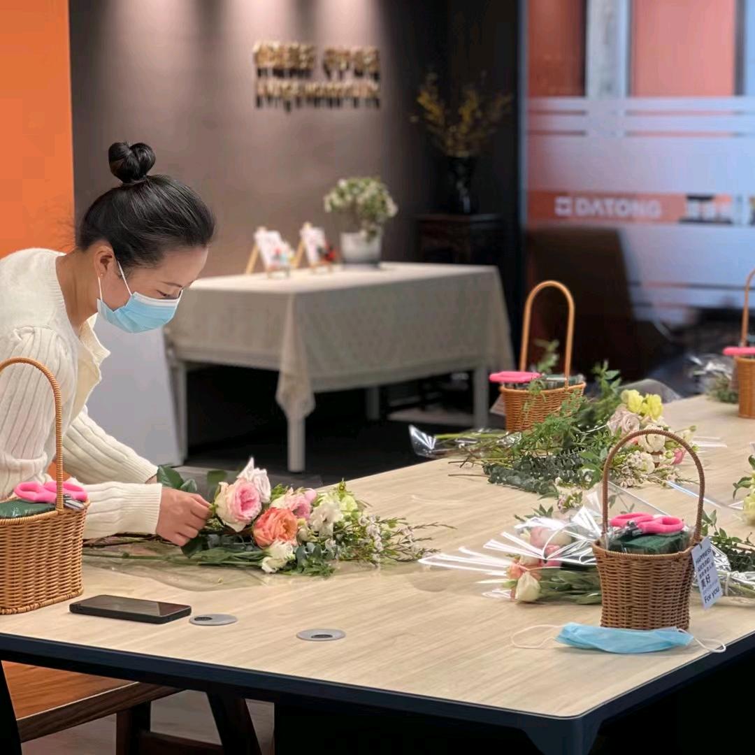 张家港市杨舍镇月影花痕花卉店