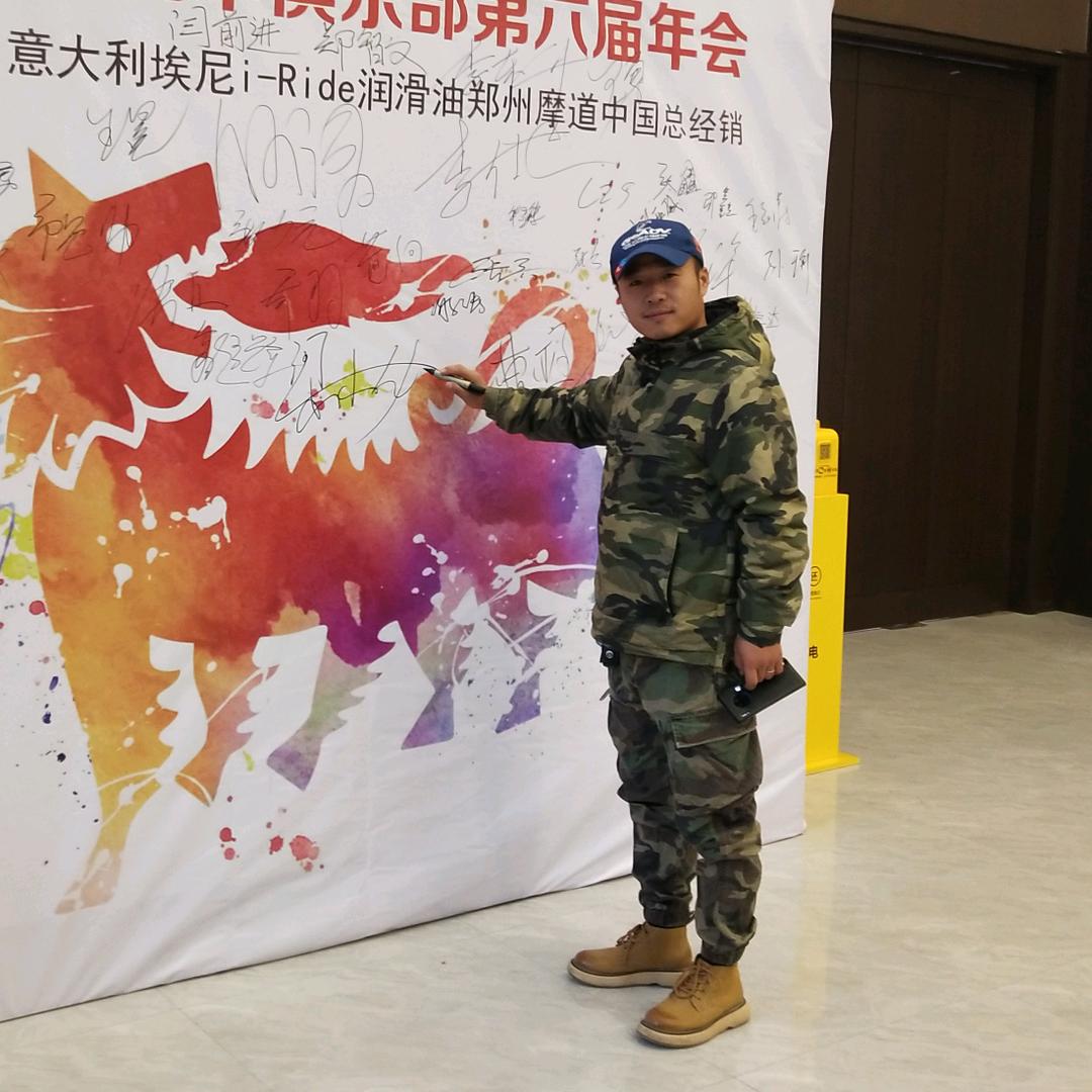 梁小龙