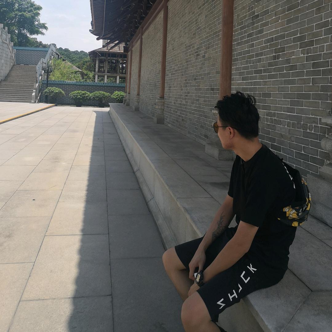 卖核弹的小女孩。