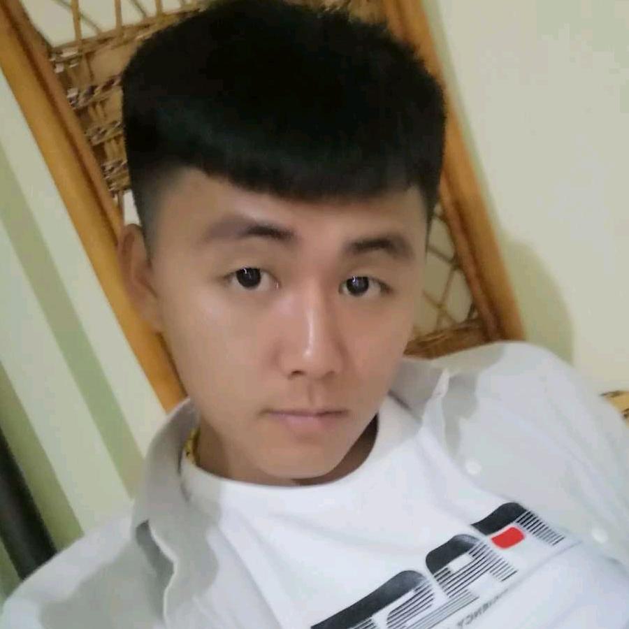 何  小  贤