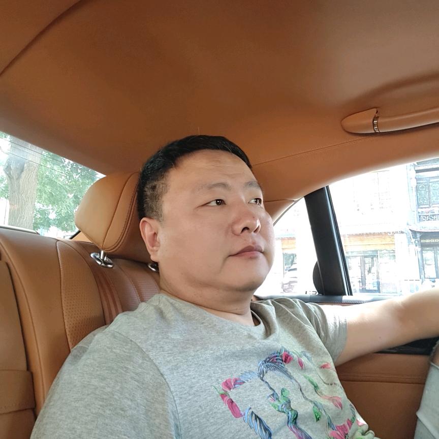 撑伞的人