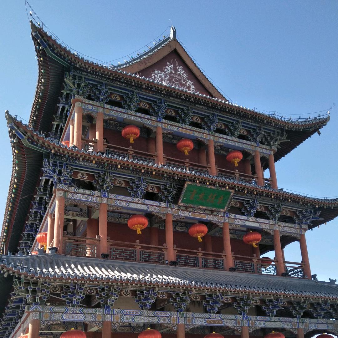 天蓝地绿