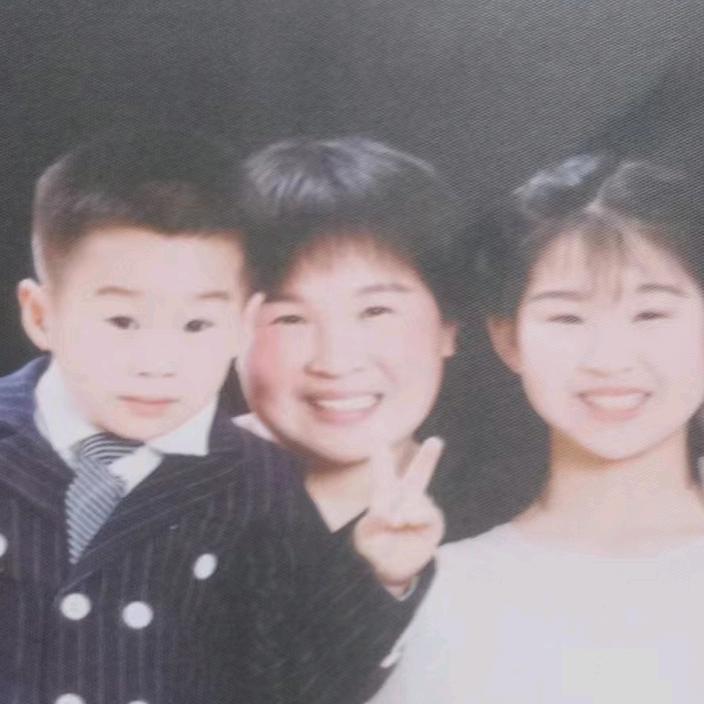 张三三