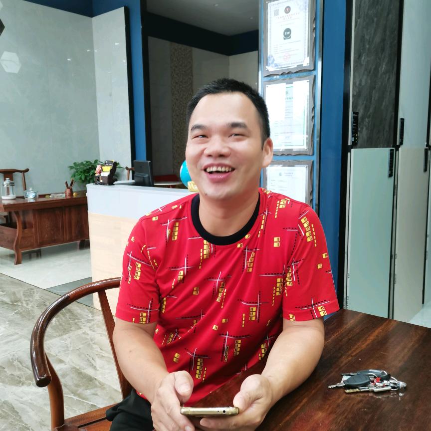 李春光，商品在厨窗。