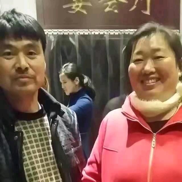 爱唱戏的老太太