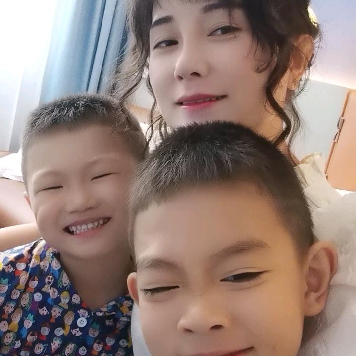 蕲春喜百年瓷砖菲姐