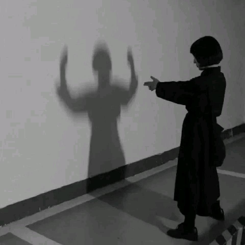 闭眼听风...
