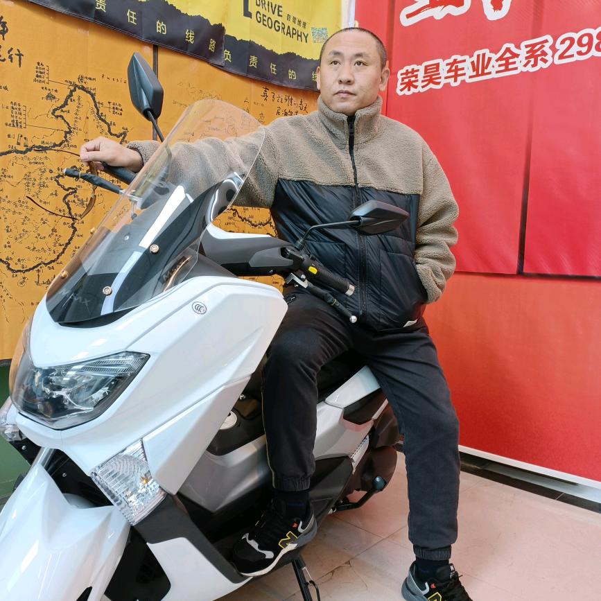 荣昊车业燃油踏板摩托源头厂家批发