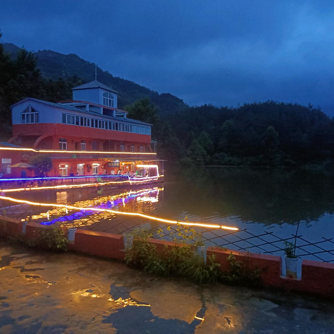 风中雨荷