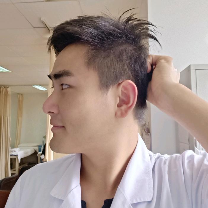 小何