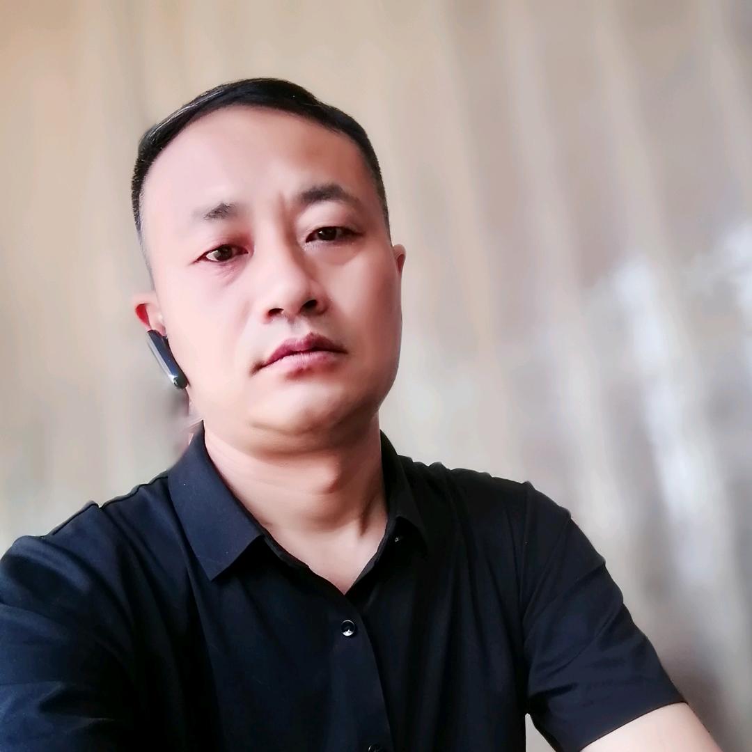 风雨中奔跑的老头