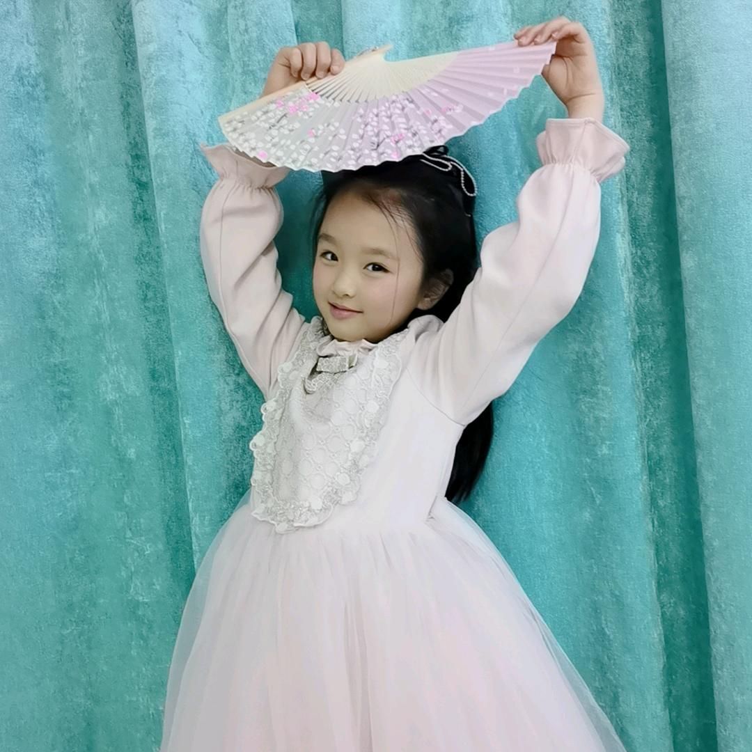 牵着三只蜗牛去散步