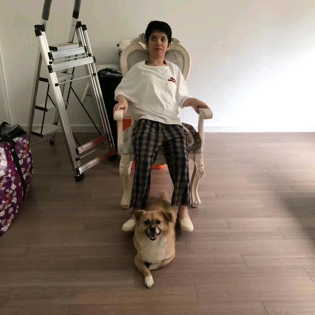 努力学走路的婷婷