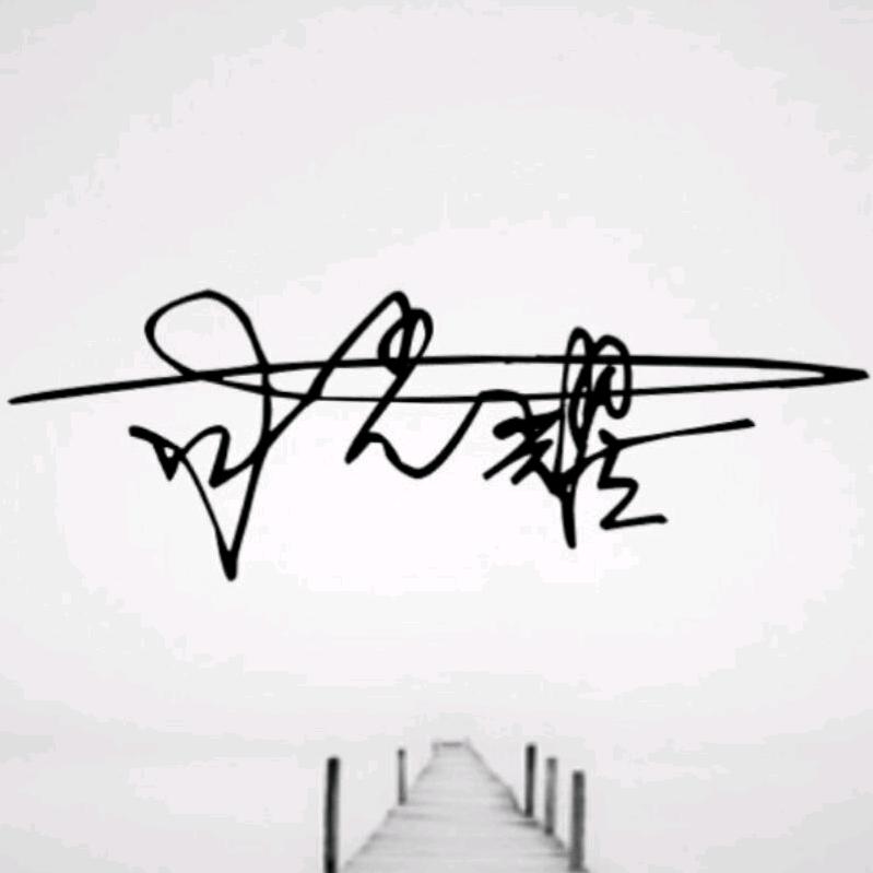 白月光下的孤影