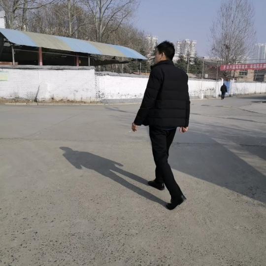 拄着拐杖去挖煤