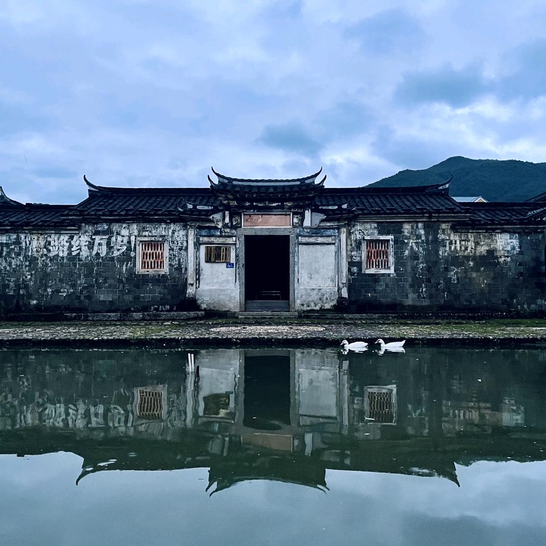 红二十四师讲解员