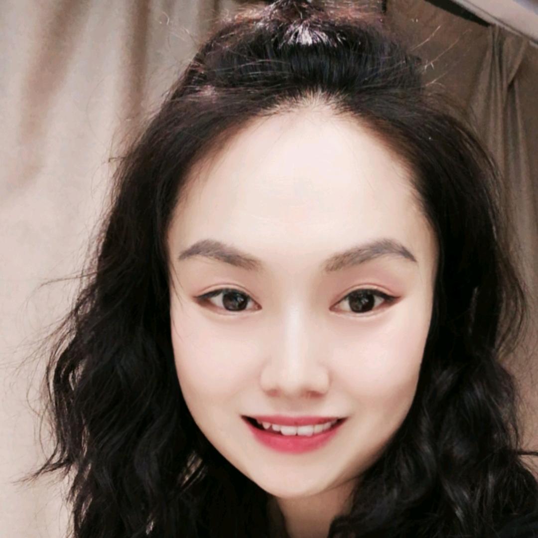 在汉正街云尚C馆卖女装的瑛子